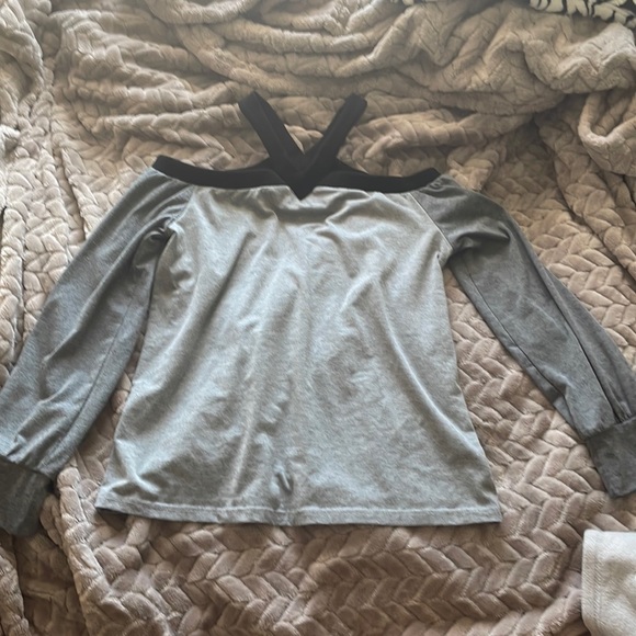 Comfy off the shoulder grey shirt - Picture 1 of 1